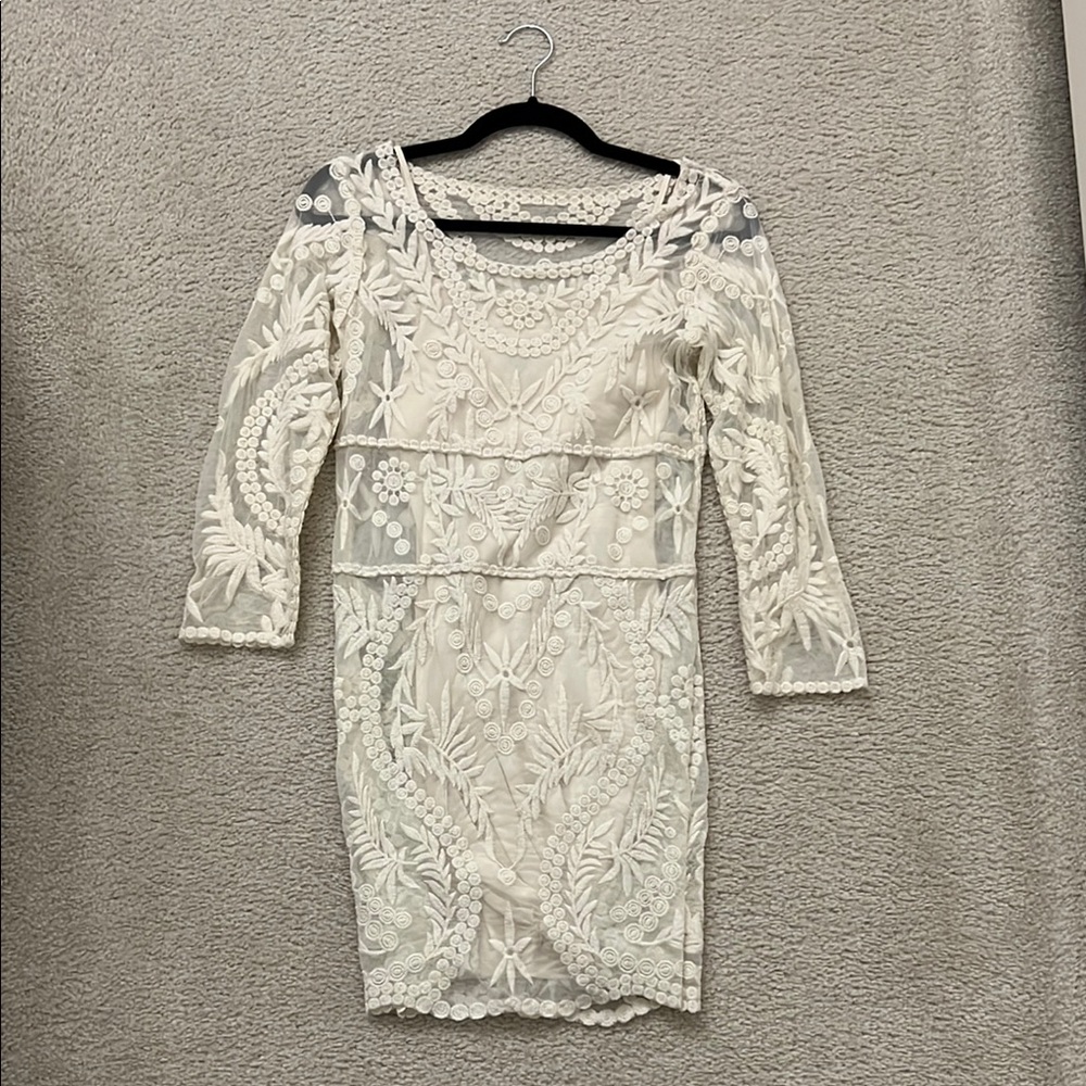 Express Cream Bodycon Dress with 3/4 Sleeves and Scoop Neck for Cocktail